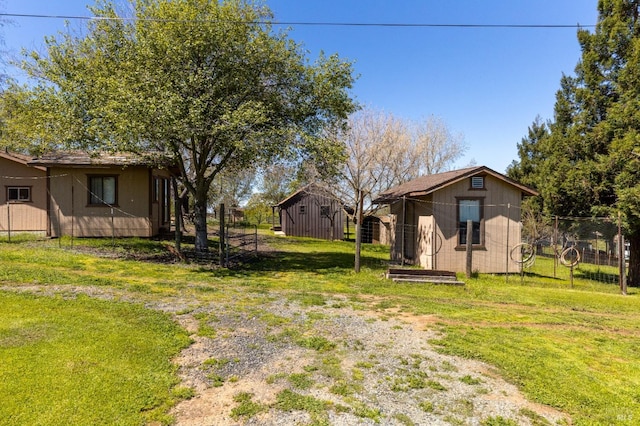 view of yard with an outdoor structure