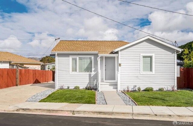 bungalow featuring a front lawn