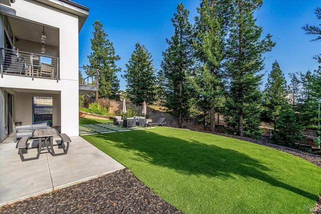 view of yard featuring a patio