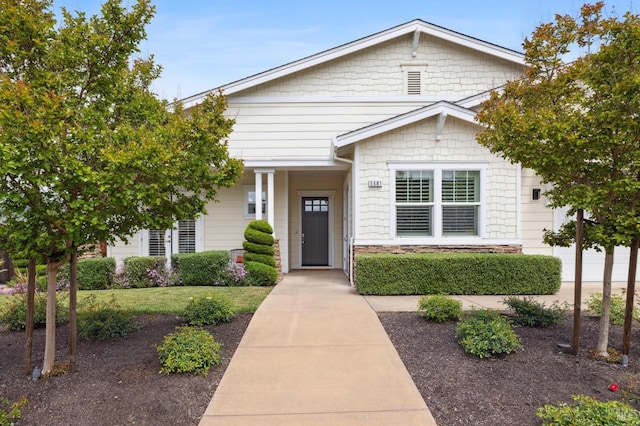 view of front of home featuring a front lawn