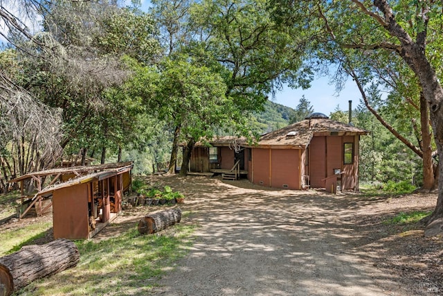 view of yard featuring a storage shed