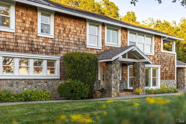 view of front facade with a front yard