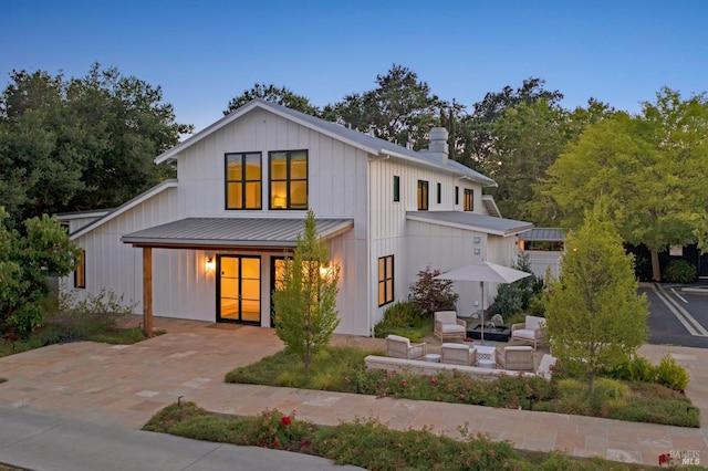 view of front of house with outdoor lounge area