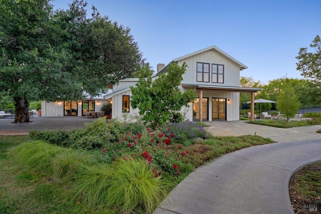 view of modern farmhouse style home