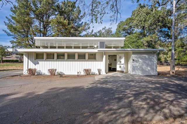 front facade featuring a carport