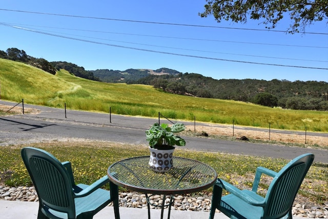 view of yard featuring a mountain view