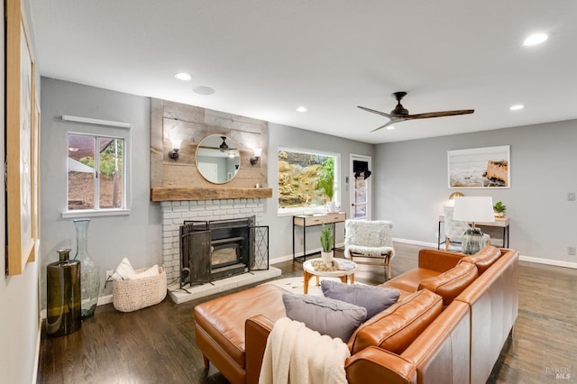 living area featuring dark wood-style floors, baseboards, a ceiling fan, and recessed lighting