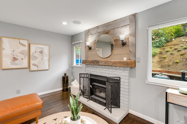 living room with dark wood-style flooring, recessed lighting, and baseboards