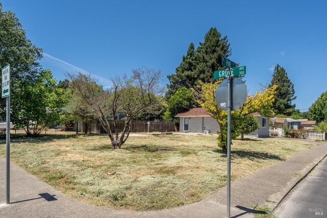 402 Grove Ave, Ukiah, CA 95482 - exterior space with a front yard and fence
