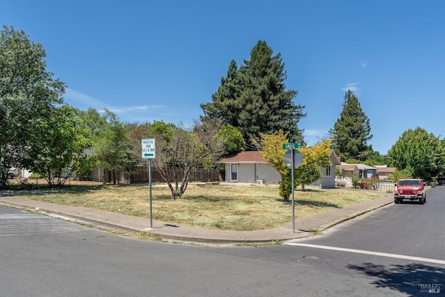 402 Grove Ave, Ukiah, CA 95482 - view of front facade featuring a front lawn and fence