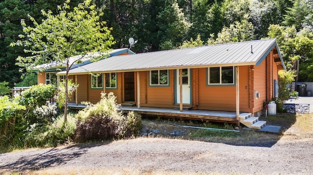 single story home featuring a porch