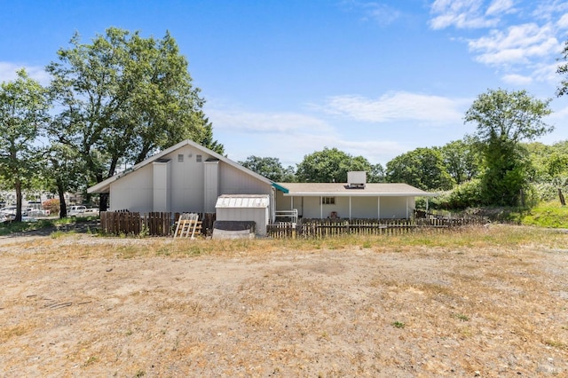 view of yard featuring an outdoor structure