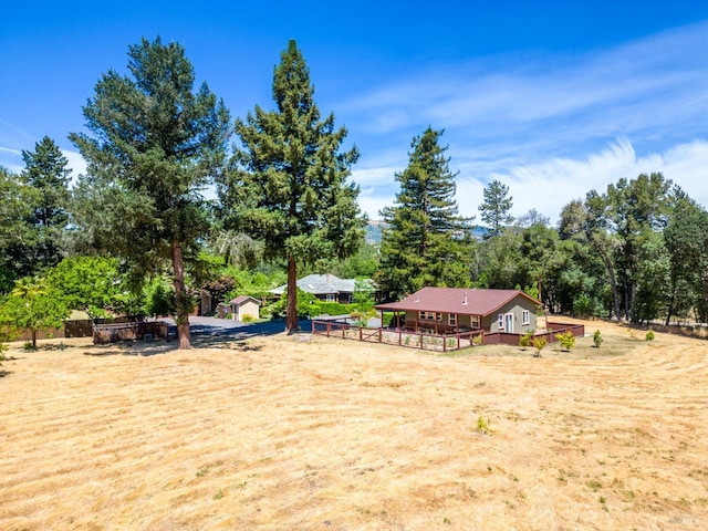 view of yard featuring an outbuilding