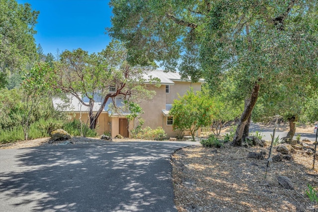 view of front facade featuring driveway and stucco siding