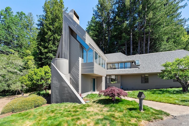 view of front of home with a front lawn