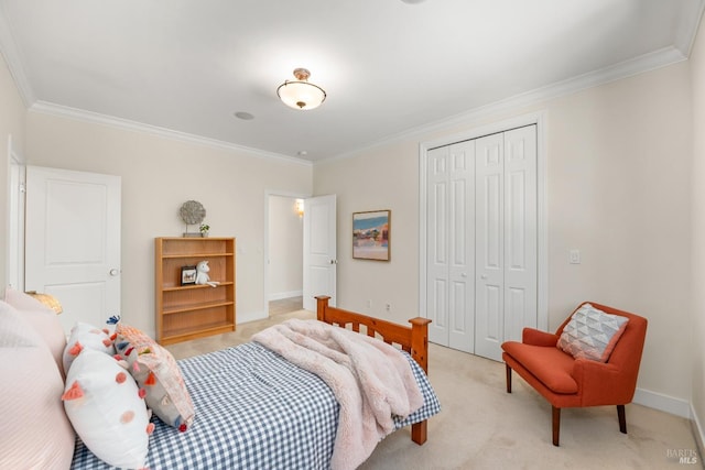 bedroom with light carpet, ornamental molding, a closet, and baseboards