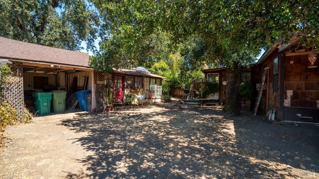 view of yard with an outdoor structure