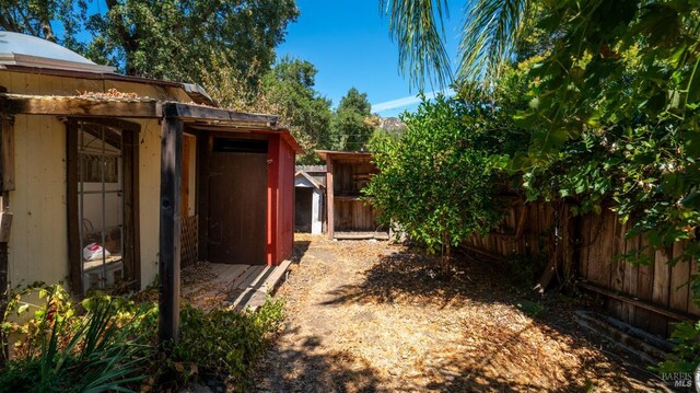 view of yard with a storage unit