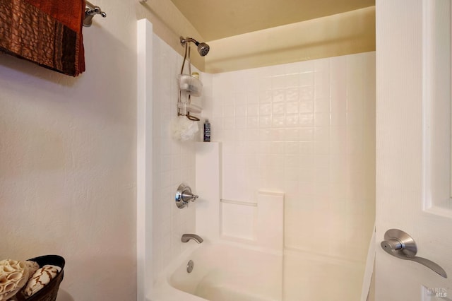 bathroom with tiled shower / bath combo