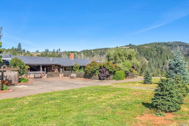 view of yard with a mountain view