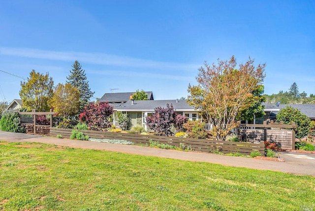 view of front facade featuring a front lawn