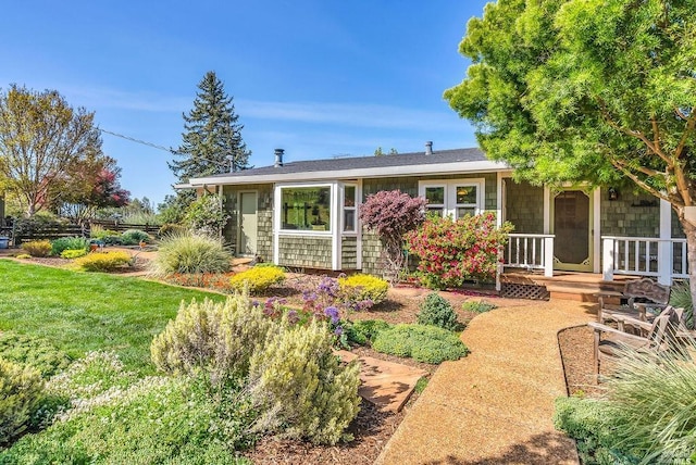 view of front of house featuring a front yard