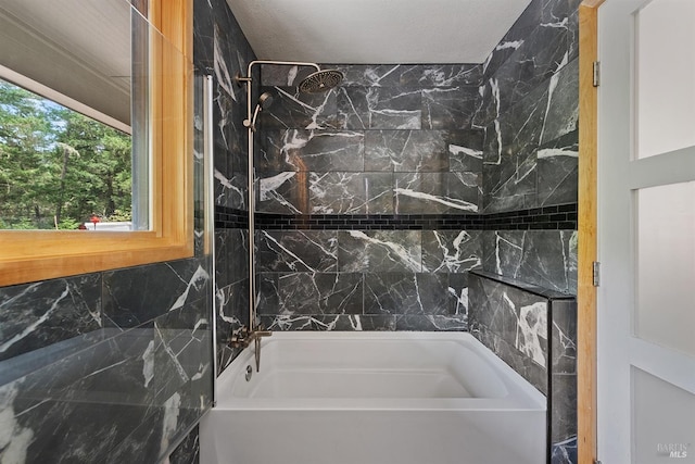 bathroom featuring tiled shower / bath combo