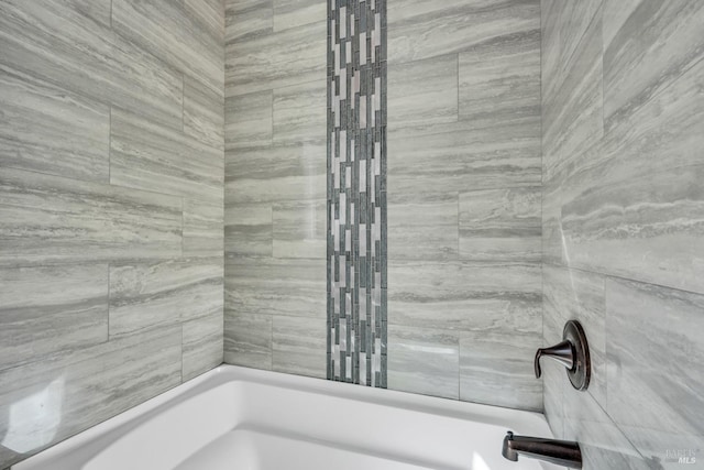 bathroom with tiled shower / bath