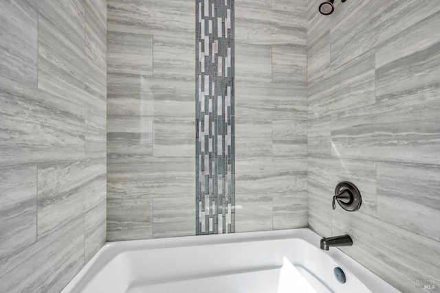 bathroom with tiled shower / bath