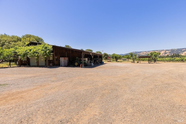 view of yard with a mountain view and an outdoor structure