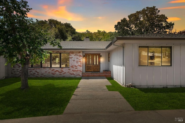 view of front of house featuring a yard