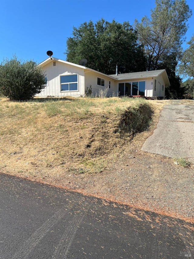 view of front of home featuring driveway