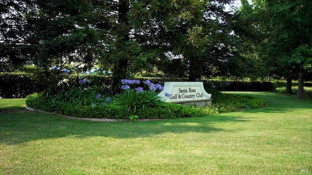 community sign with a yard