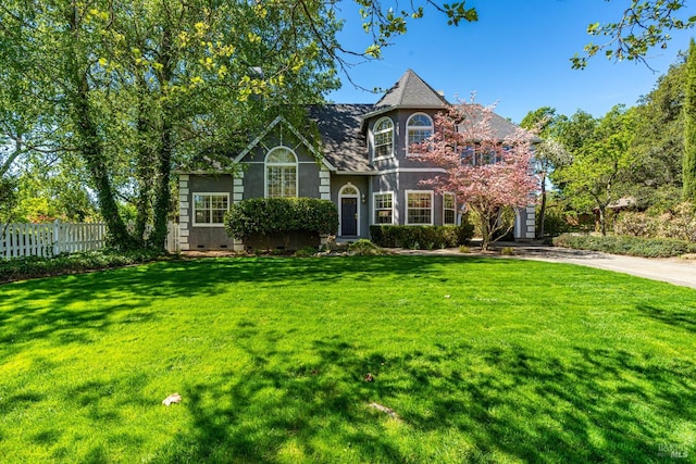 view of front of home featuring a front lawn