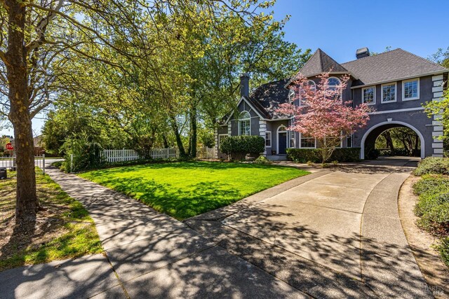 view of front of property featuring a front yard