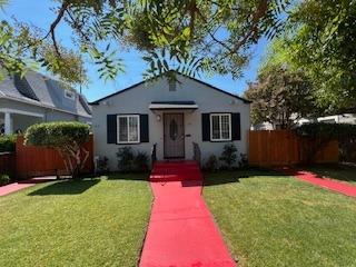 bungalow-style home featuring a front lawn