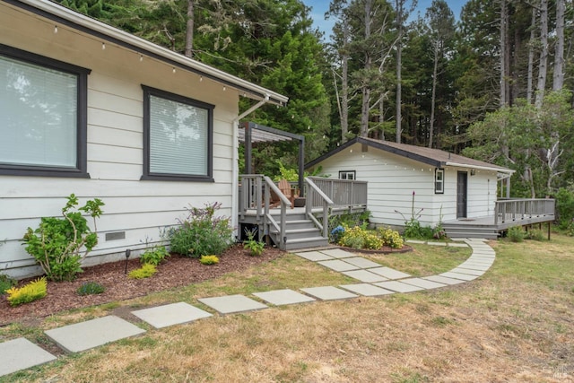 view of front of house featuring a wooden deck and a front yard