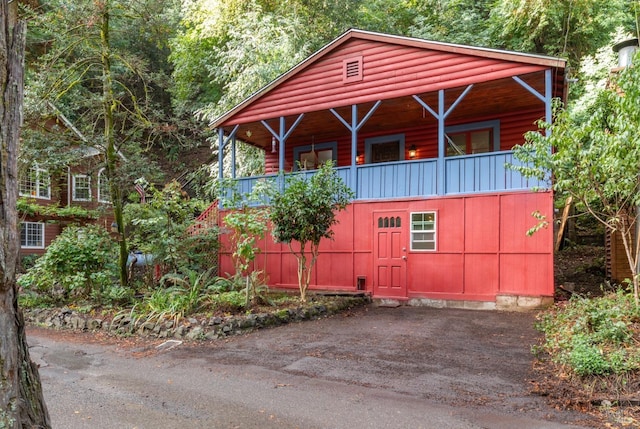 view of front of house with covered porch