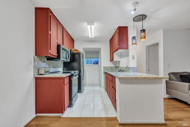 kitchen with sink, backsplash, black / electric stove, light hardwood / wood-style floors, and decorative light fixtures