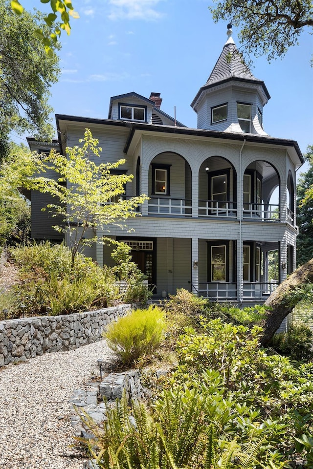 view of front of home featuring a balcony