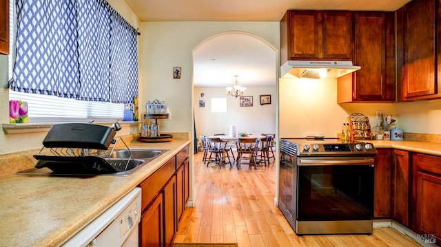 kitchen featuring an inviting chandelier, electric stove, light hardwood / wood-style flooring, and hanging light fixtures