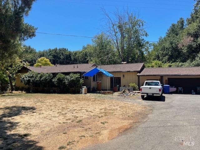 2141 W Lincoln Ave, Napa, CA 94558 - ranch-style home with asphalt driveway and a garage