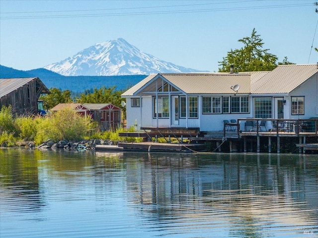 water view with a mountain view