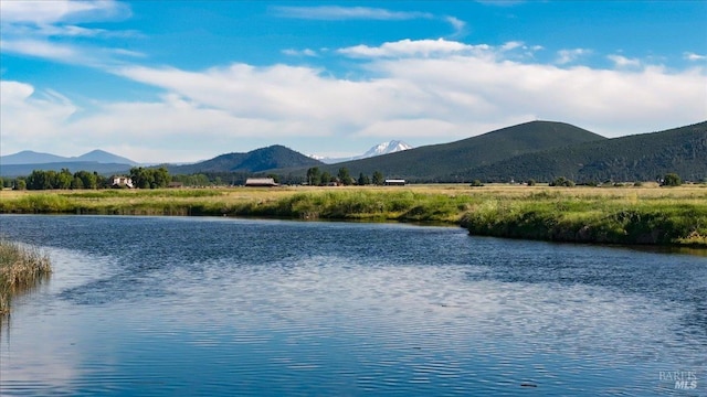 water view featuring a mountain view