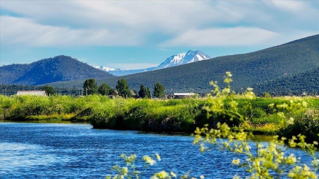 water view with a mountain view