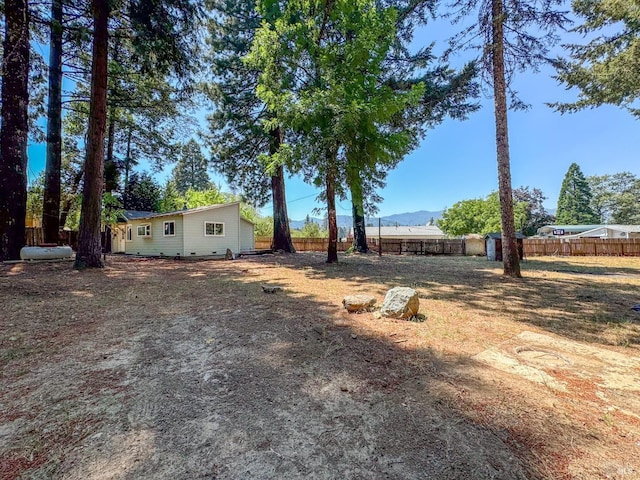 view of yard featuring a mountain view