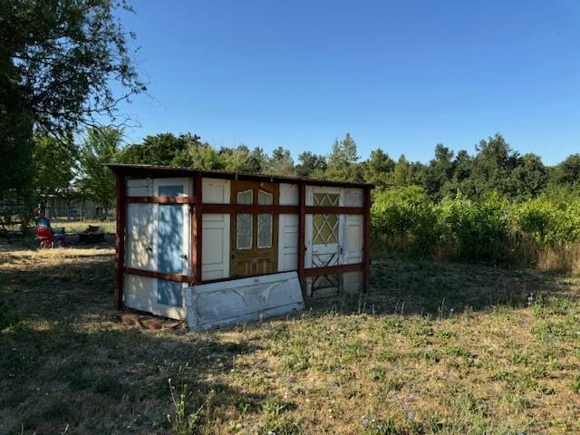 view of outdoor structure with a yard