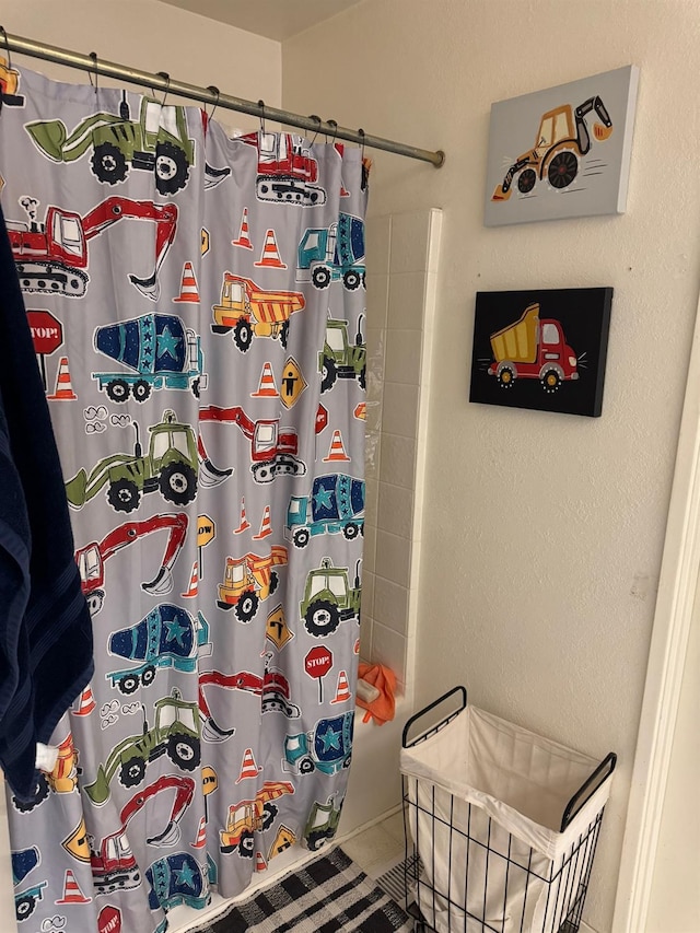 full bath with curtained shower