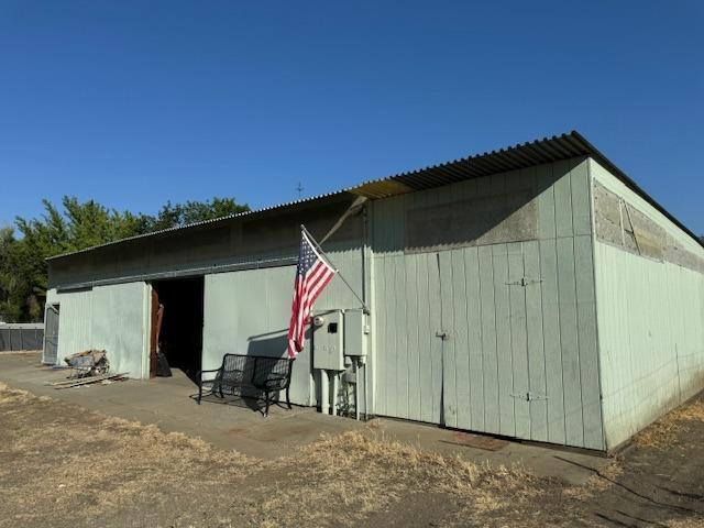 view of outdoor structure featuring an outbuilding