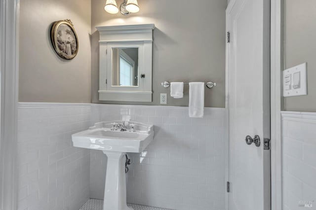 bathroom featuring tile walls